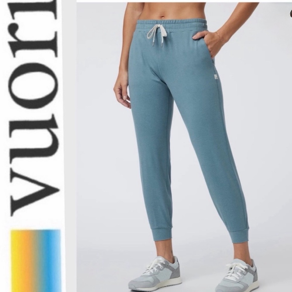 Vuori performance Jogger. Pristine. Matching Halo Crew also available.